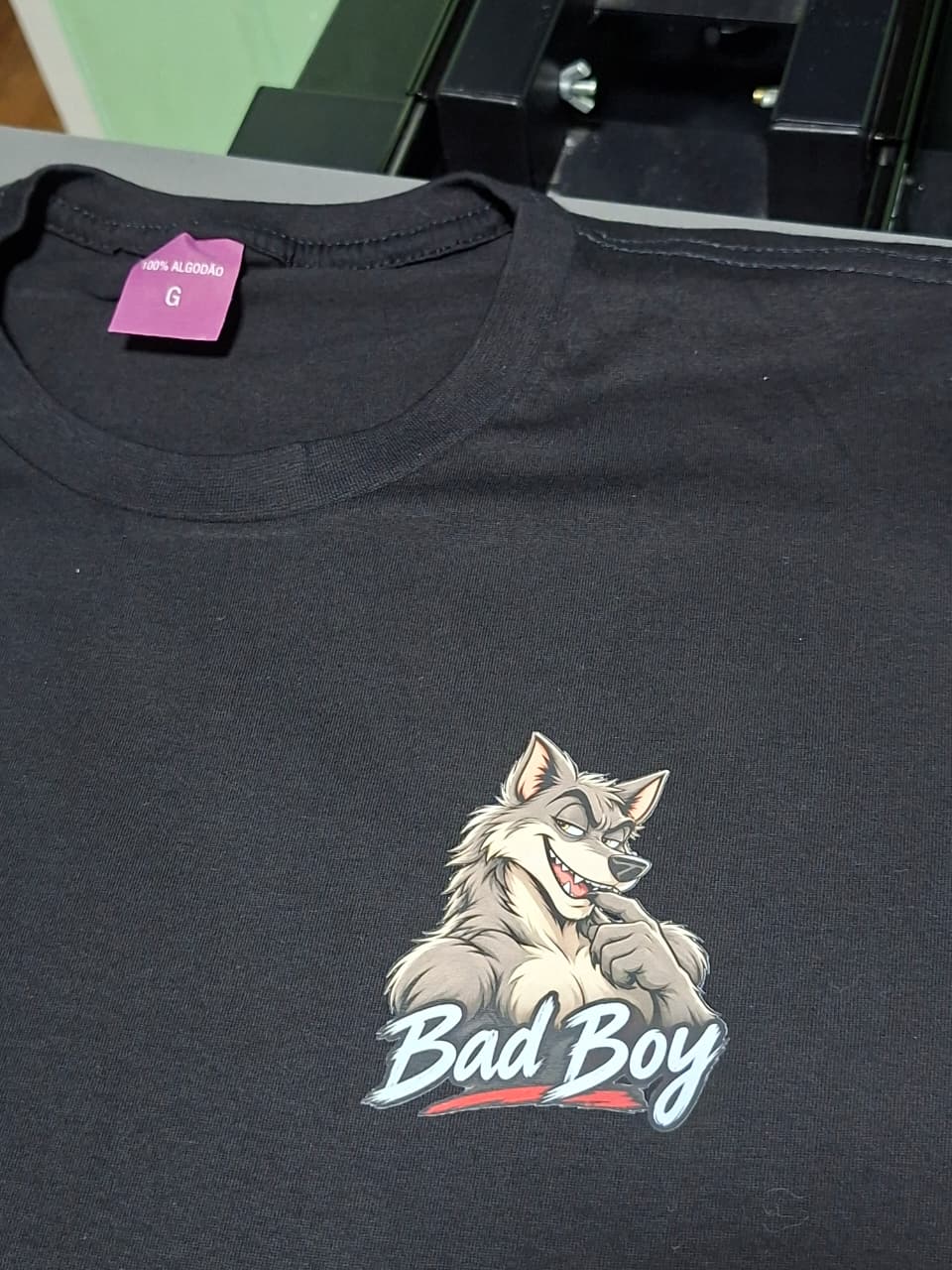Camiseta preta com arte
