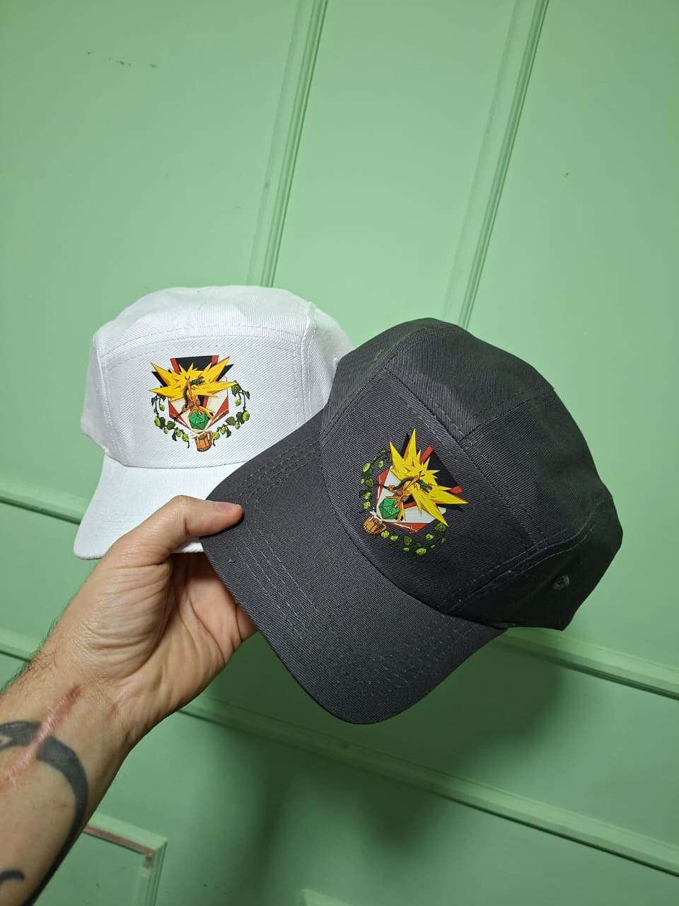 Bonés preto e branco personalizados